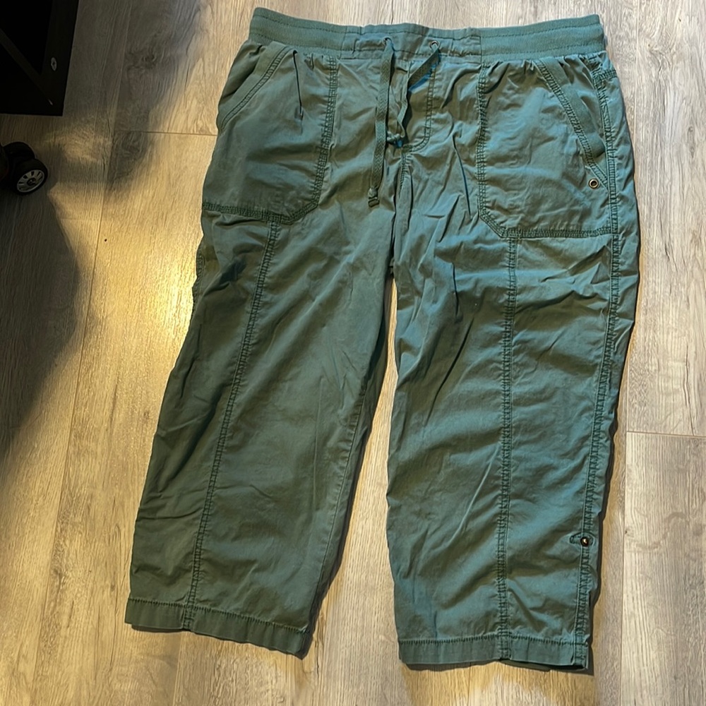 Naturals capris size 12 (32 waist)
